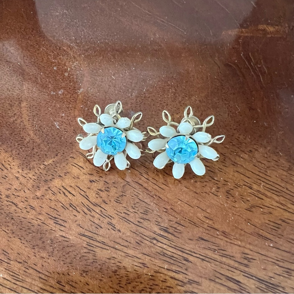 Vintage screw back earrings shiny blue crystal flower design